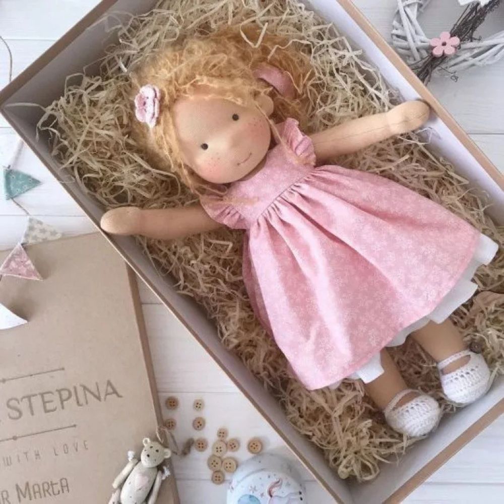 magnifique poupee en chiffon aux cheveux blonds a offrir a une fillette aux cheveux blonds