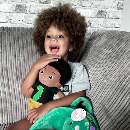 poupée de chiffon garçon cheveux noirs et peau brune la doudou, peluche  