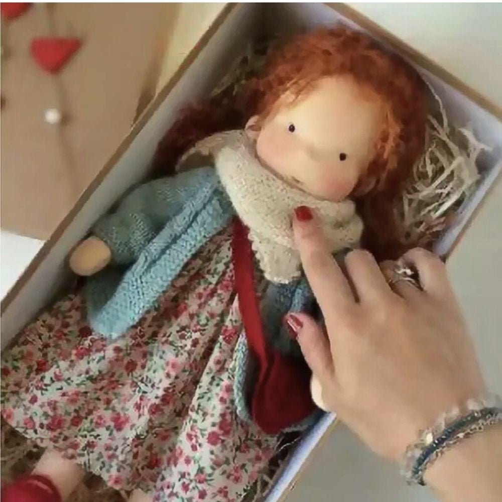 poupée en chiffon aux cheveux roux mignonne