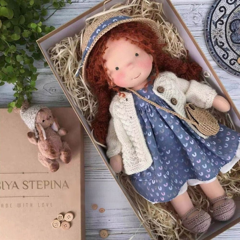 poupée en chiffon waldorf aux cheveux rougeatre roux auburn pour petite fille de 2 ans et plus