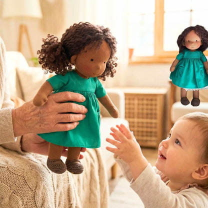 Détail visage poupee en chiffon Waldorf cheveux bruns  
