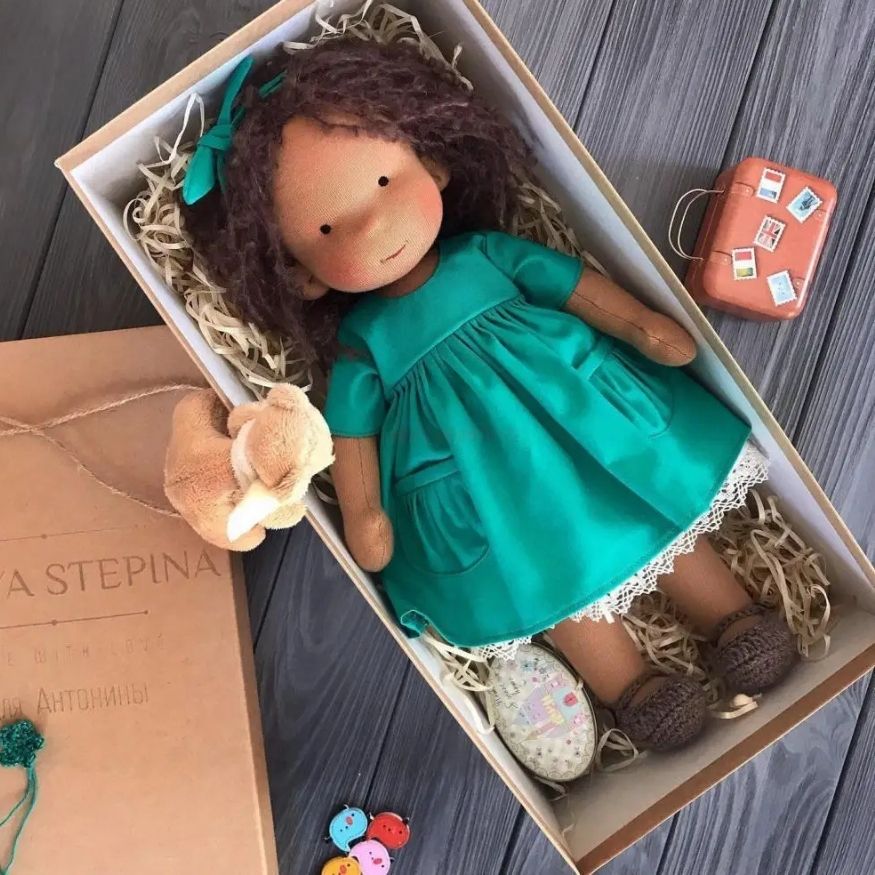 Poupée en chiffon Waldorf cheveux bruns câlins et réconfort  