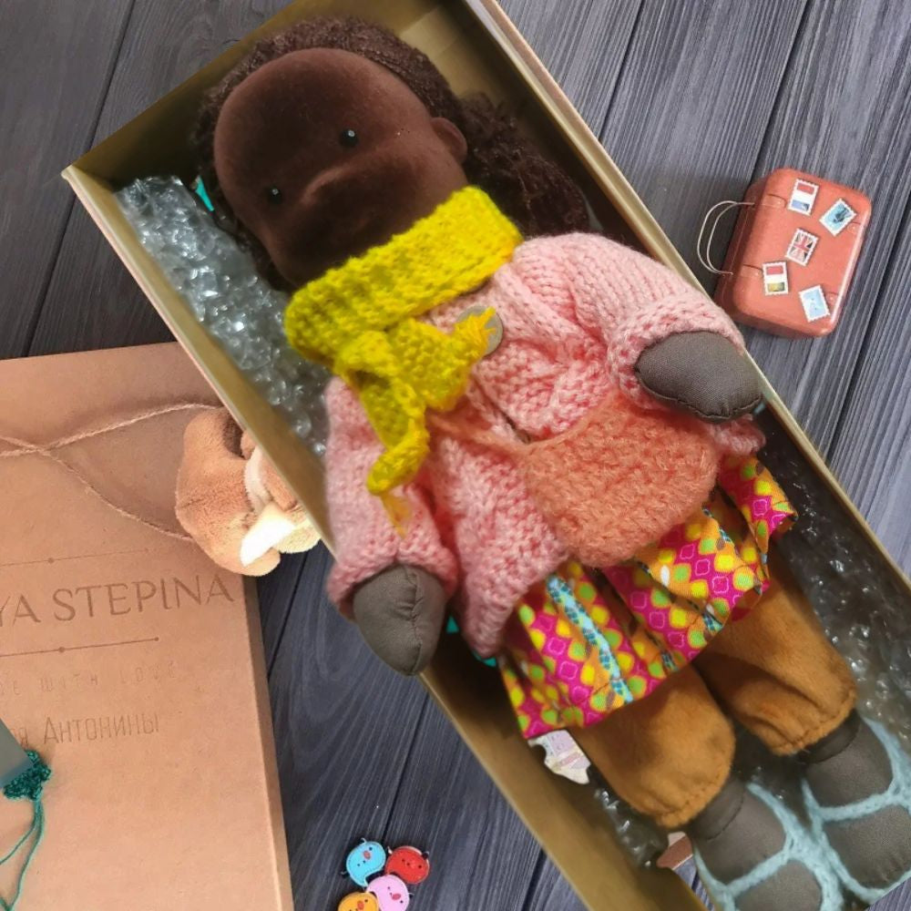 Poupée en chiffon noire tenue colorée  
