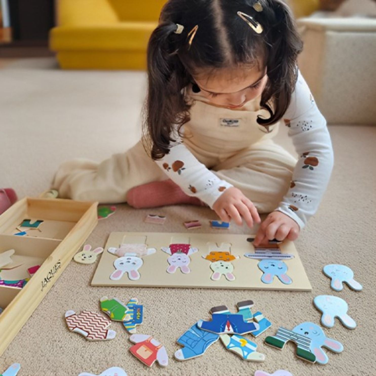 puzzle en bois famille lapin variété de vêtement poupées à habiller et à reconnaître émotions faciales et le rôle dans la famille