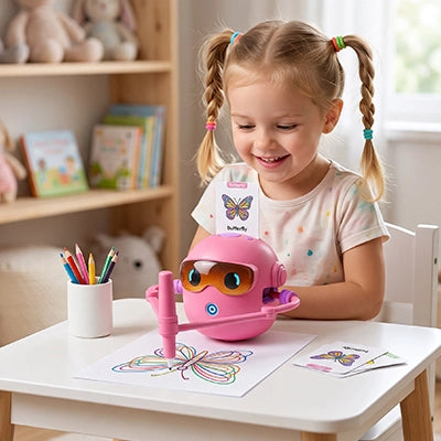 une fillette de 5 ans heureuse de dessiner avec son robot dessin le maitre des arts