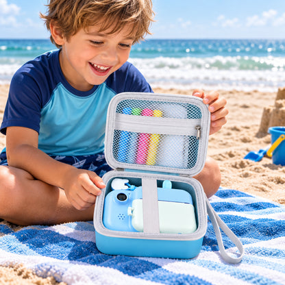 sac pour appareil photo bleu au garçon en vacanceau bord de la mer
