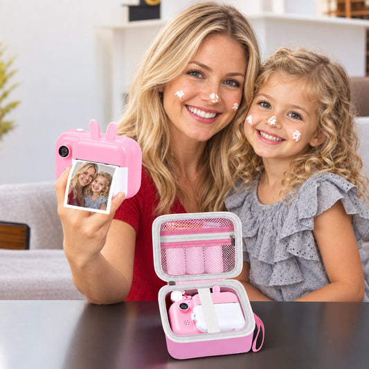 une mère et sa fille prennent un selfie et range ensuite dans le sac pour appareil photo enfant