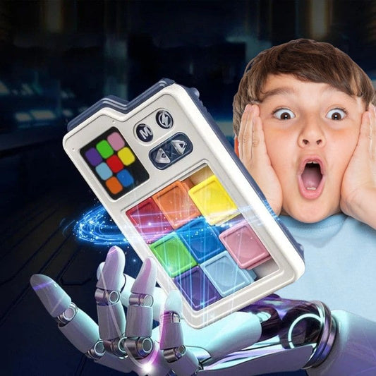 Un garçon excité devant son SMART GAME aux couleurs éclatante il est fou de joie