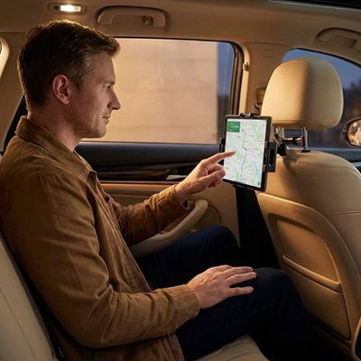 Support pour tablette  ici utilisé par le copilote et le gps multi polyvalent
