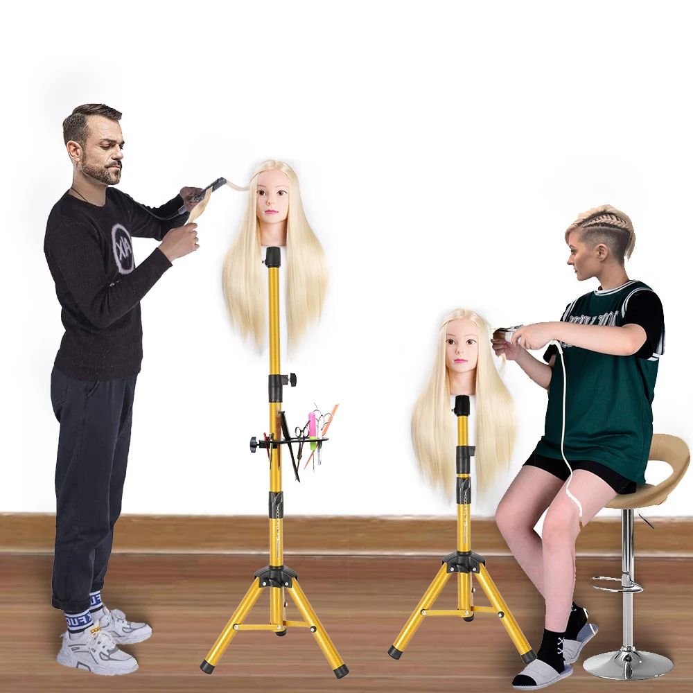 un prof et son étudiante en coiffure avec leur trépied supert de tête de mannequin à coiffer de qualité professionnel accessible