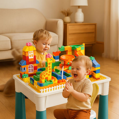 2 garçon heureux de 2 ans jouent à la table d'activité bébé en construisant des blocs entre 2 amis c est très amusant