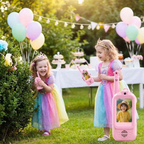 2 fillettes vêtue de robe de princesse rose jouent avec le talkie walkie enfant super star