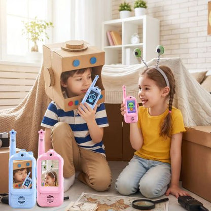 2 enfant déguiser changent leur voix avec le talkie walkie enfant