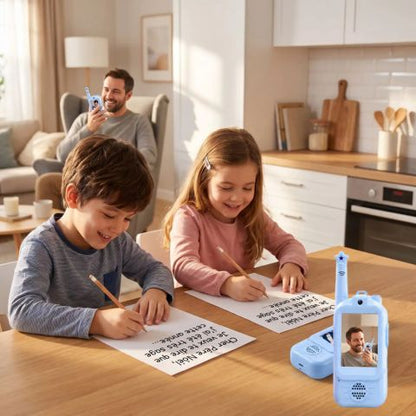 un père donne la dictée aux enfants avec le talkie walkie enfant bleu des enfants