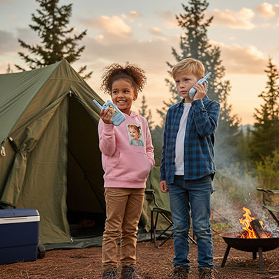2 amis au camping avec leur talkie walkie enfant avec écran vidéo