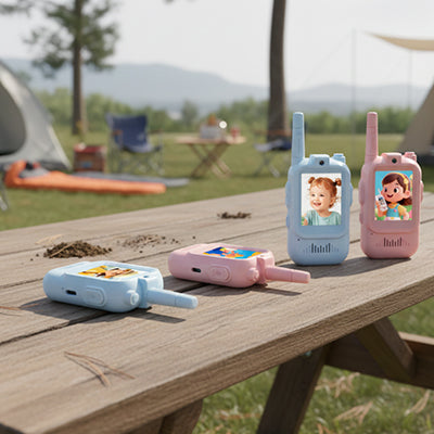 des talkie walkie enfant sur une table à pique nique