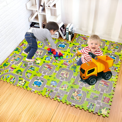 2 gamins jouent aux voiture et camions sur le tapis ciurcuit voiture de la salle de jeux