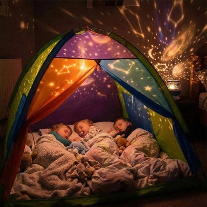 3 enfants dorment paisiblement dans la tente enfant colorée dans la chambre éclairé de la veilleuse projecteur ciel étoilé