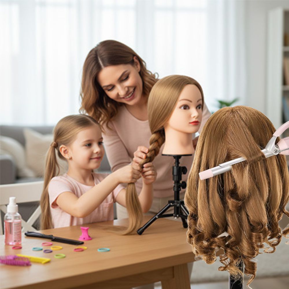 une jeune fille apprends à tresser alors que plus vieille elle coiffera sa tete a coiffert avec son fer plat chauffant
