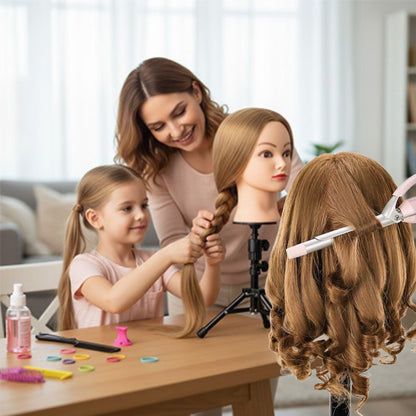 une jeune fille apprends à tresser alors que plus vieille elle coiffera sa tete a coiffert avec son fer plat chauffant