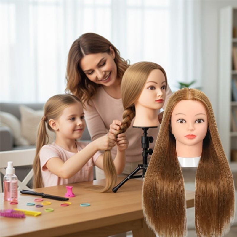 une fillette apprend à tresser sur sa tete a coiffer et a maquiller de qualité professionnelle