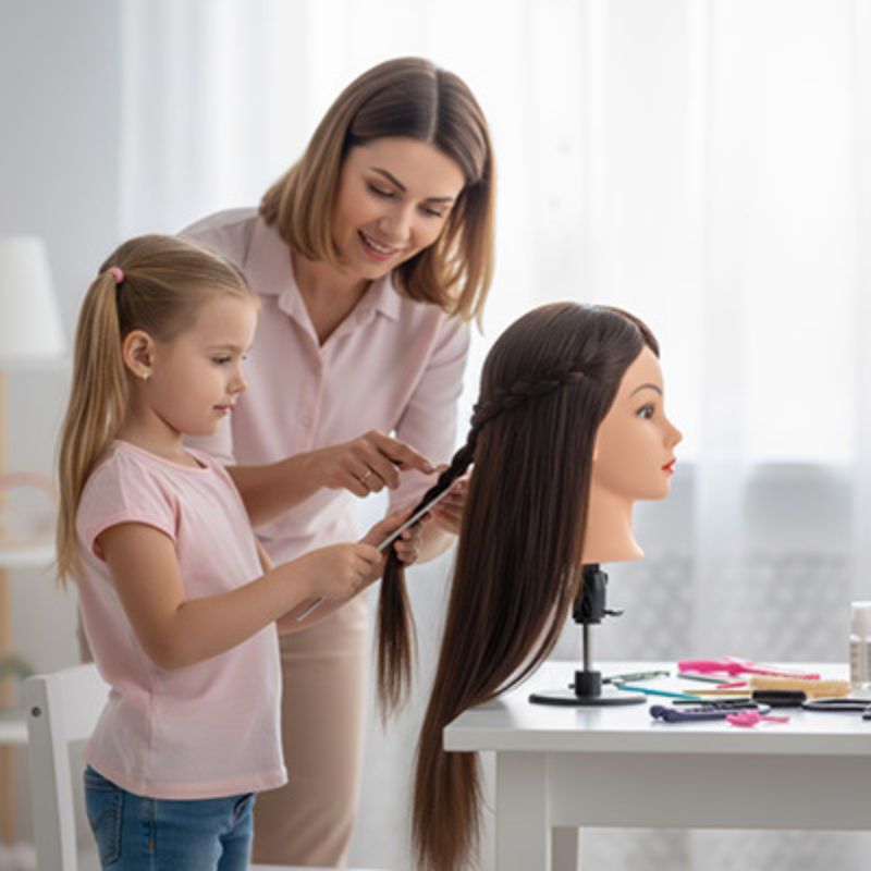 une tete a coiffer enfant aux cheveux longs et lisses qui glissent bien entre les doigts le cadeau de Noël parfait pour jeune fille