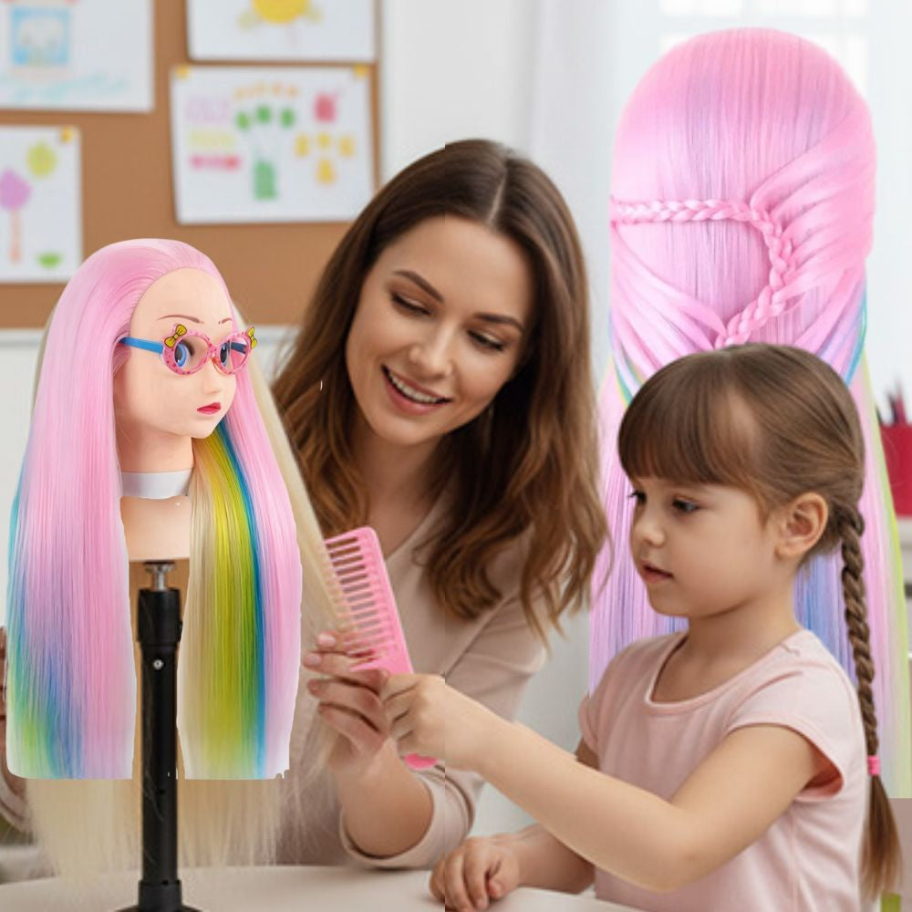 un mère montre à sa fille à se coiffer en la pratiquant sur la tete a coiffer enfant avec de belles lunettes roses