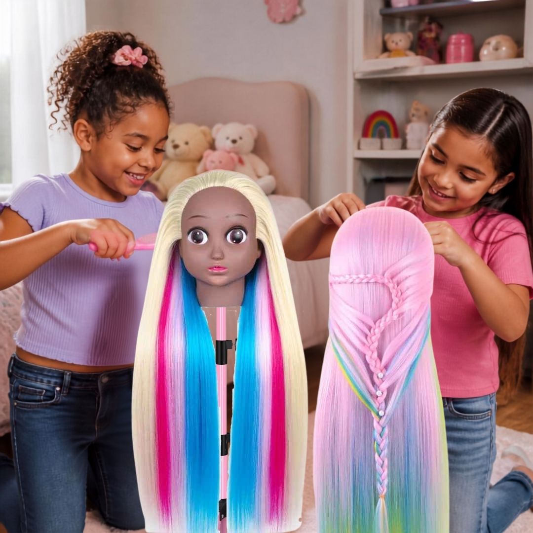 2 Belles fillettes de 8 ans noires jouent  sur leurs tete a coiffer enfant baby face bazané aux mèches multi colores