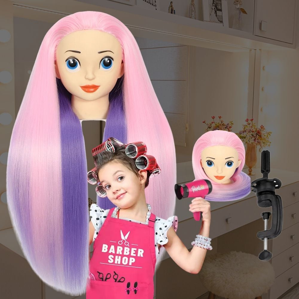 une jolie jeune fille de 5ans avec des rouleaux sur la tête fait semblant de se sécher les cheveux en jouant a sa tet a coiffer enfant cheveux rose et violet