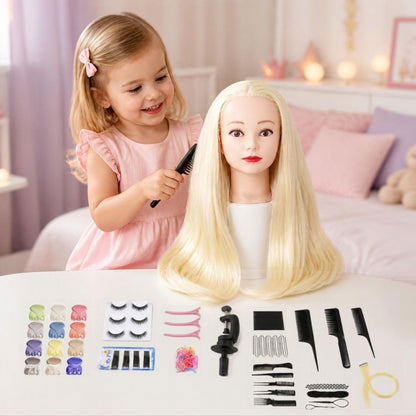 une gamine de 3 anhs est très heureuse de son cadeau de Noël une tete a coiffer enfant  aux cheveux blonds pales