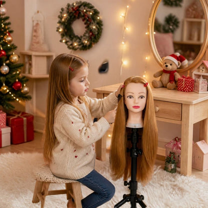 fillette qui coiffe sa tete a coiffer enfant blonde doré