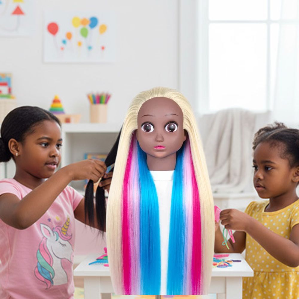 2 gaminess Haitiennes jouent avec la tete a coiffer enfant aux cheveux multi colore