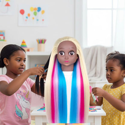 2 gaminess Haitiennes jouent avec la tete a coiffer enfant aux cheveux multi colore