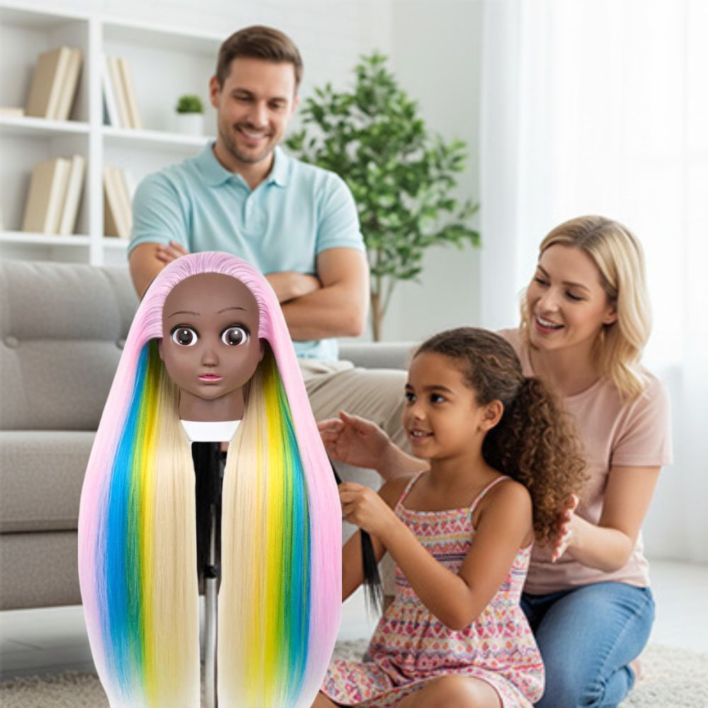 une jeune filleracisée joue à la coiffeuse sur sa tete a coiffer enfant pleine couleurs