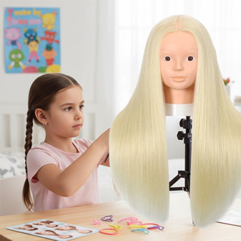 une fillette coiffe et maquille sa tete a coiffer  et a maquiller blonde qu elle a reçue pour Noël