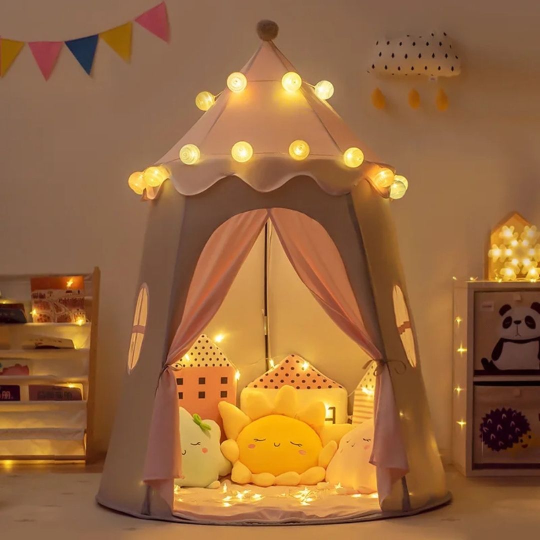 un TIPI ENFANT bien éclairé de petit lampes DEL a fier allure dans la chambre de l'enfant, invite au calme