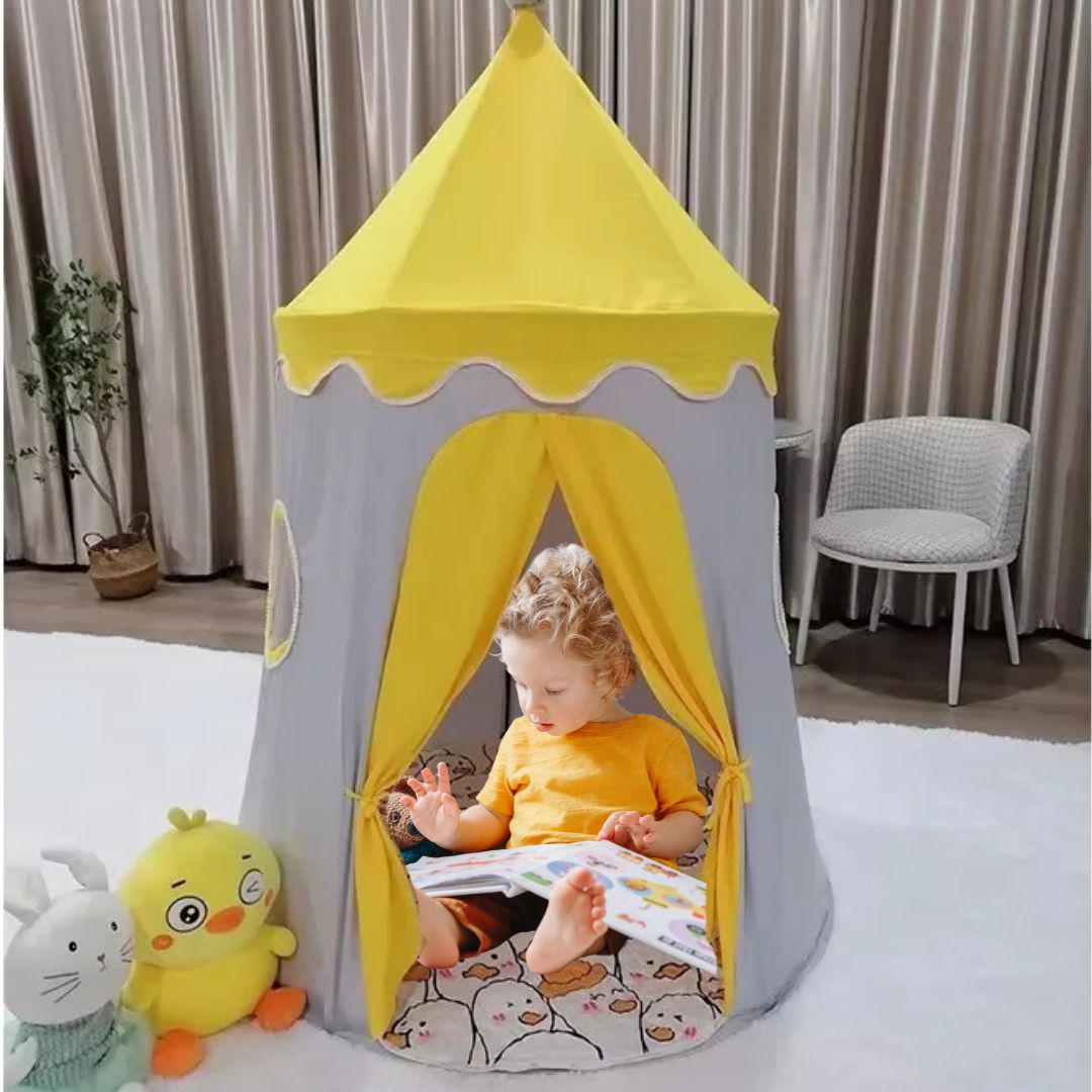 un garçon lit un livre calmement dans son tipi enfant jaune qui s'harmonise avec la décoration de la salle de séjour