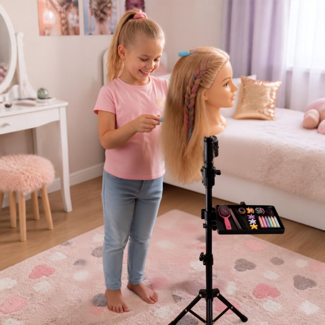 petite fille de 7-8 ans devant son trépied pleine hauteur pour jouer à la tête à coiffer comme les pros.