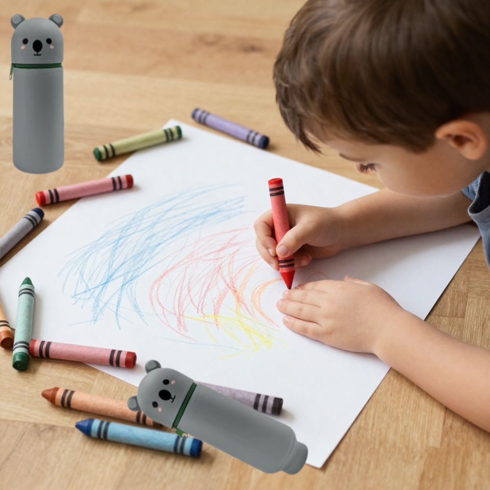 gamin de 3 ans coloris avec sa trousse scolaires en silicon  verticale Koala grise