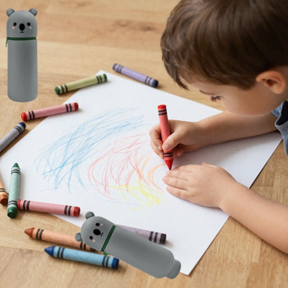 gamin de 3 ans coloris avec sa trousse scolaires en silicon  verticale Koala grise