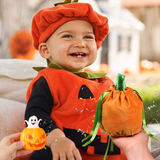 un bébé tout sourire heureux dans son deguisement halloween bébé de madame citrouille