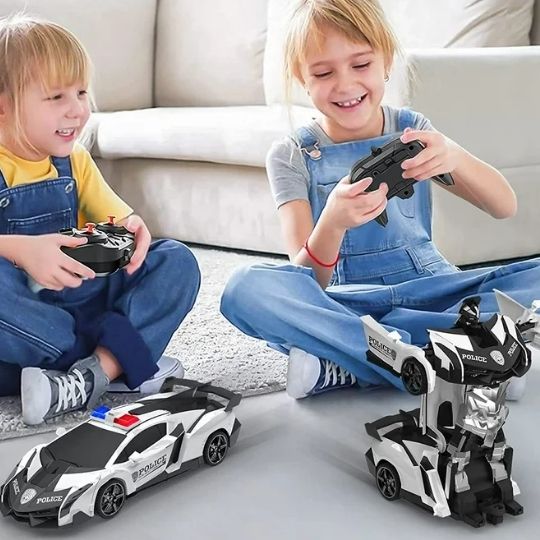 2 fillettes jouent dans le salon aux voiture télécommandée enfant modèle de policier de patrouille noir et blanc avec les effets sons et lumières