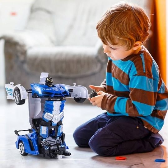 un joli garçon dirige on jouet une voiture télécommandée enfant en modèle policière bleu-blanc ainsi que les lumières et le son de la sirène